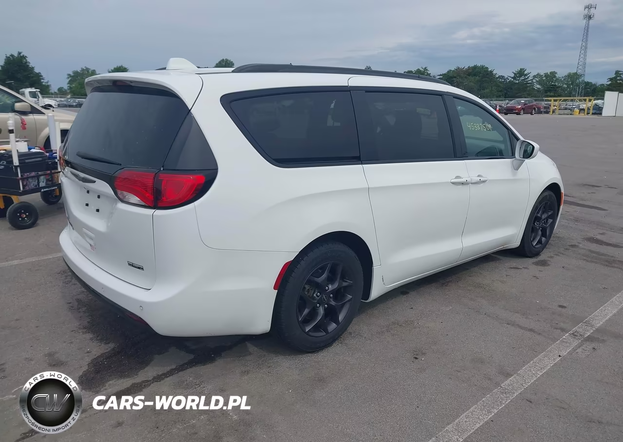 2018 Chrysler Pacifica Touring L VIN:2C4RC1BG0JR235942 - 4
