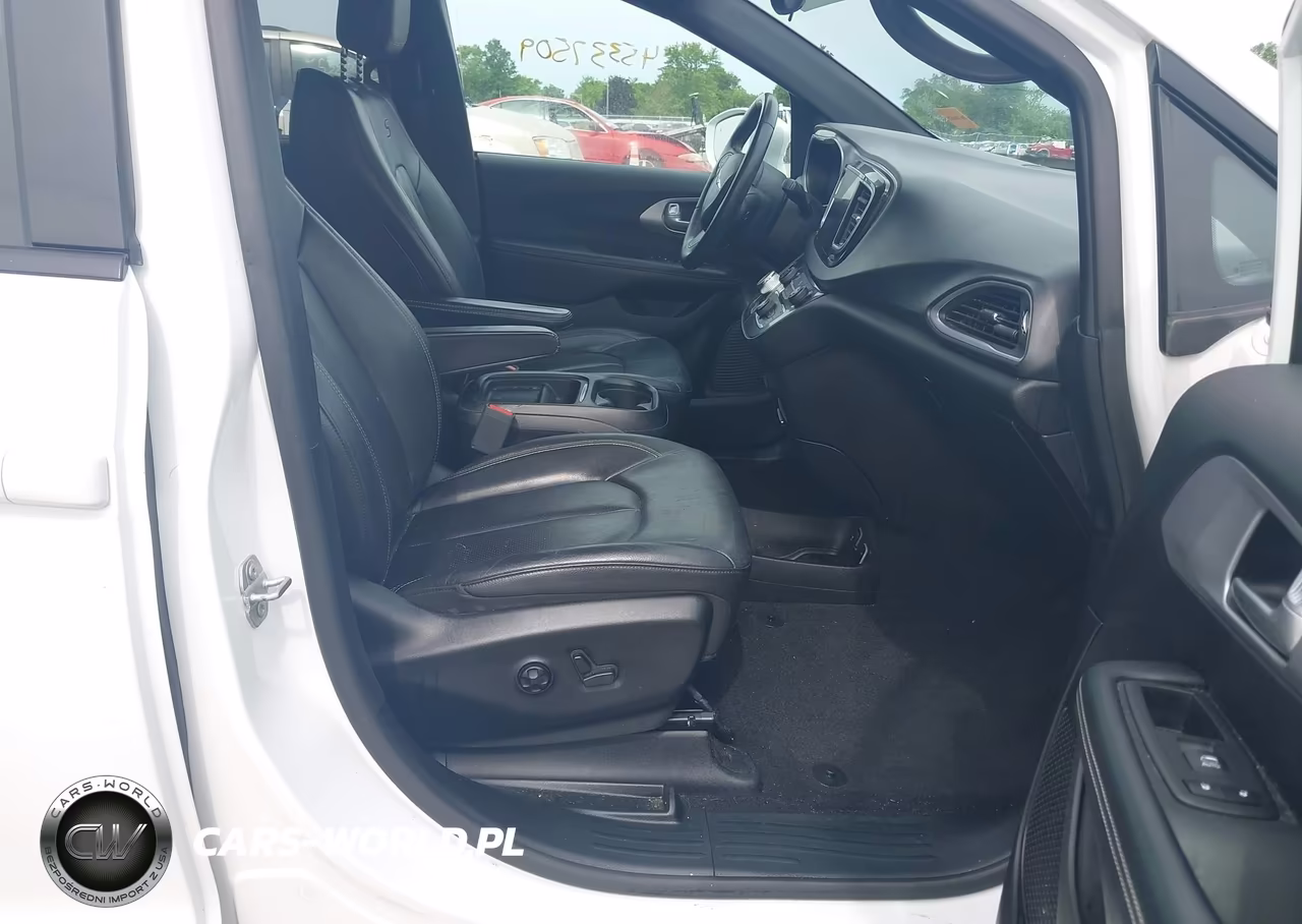 2018 Chrysler Pacifica Touring L VIN:2C4RC1BG0JR235942 - 5