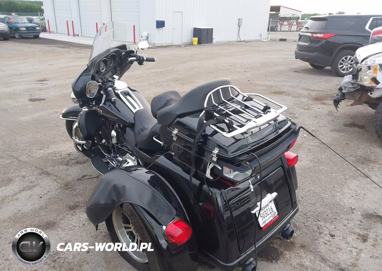 2012 Harley-Davidson Flhtcutg Tri Glide Ultra Classic VIN:1HD1MAM1XCB853076 - 3