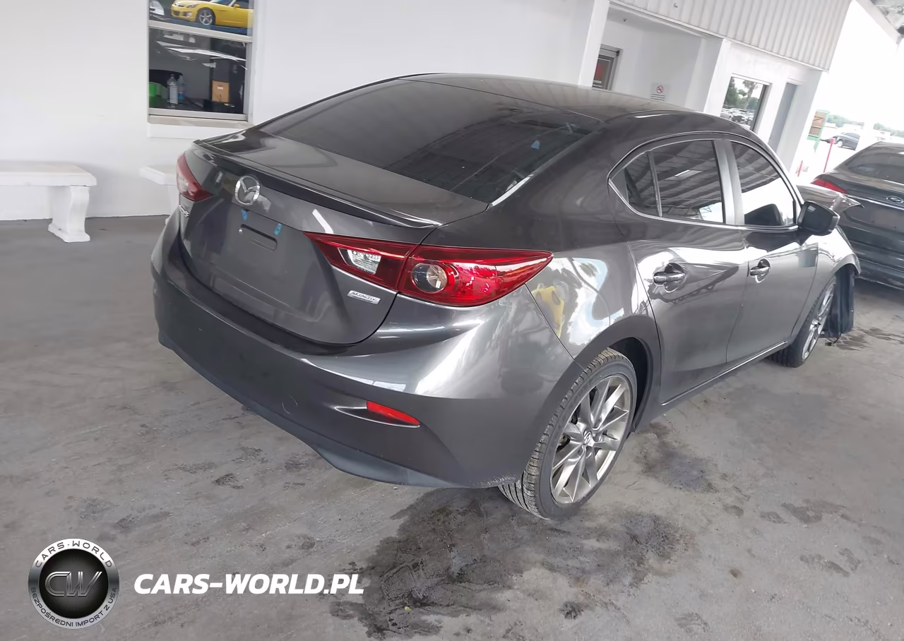 2018 Mazda Mazda3 Touring VIN:3MZBN1V33JM175924 - 4