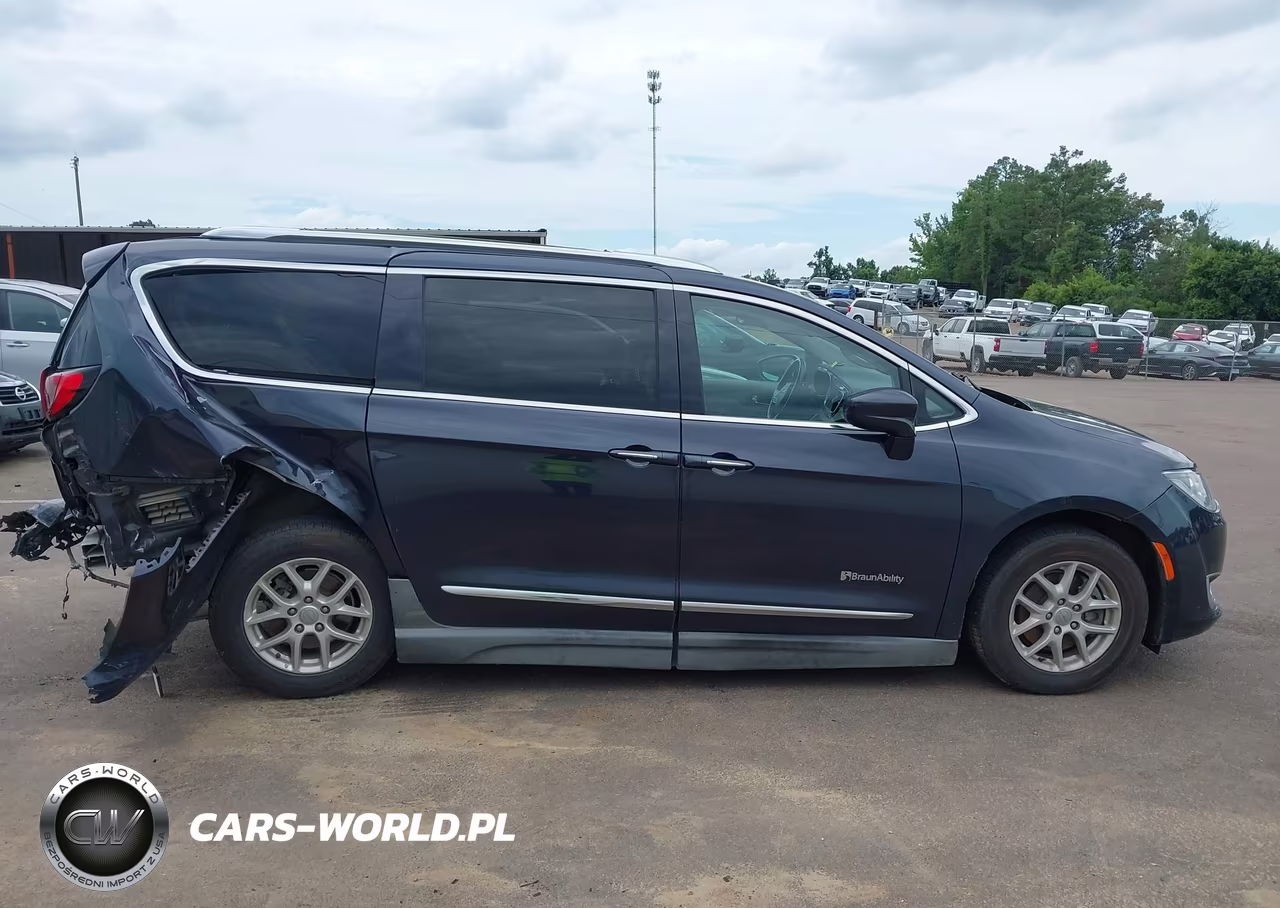 2020 Chrysler Pacifica Touring L VIN:2C4RC1BG9LR140525 - 13