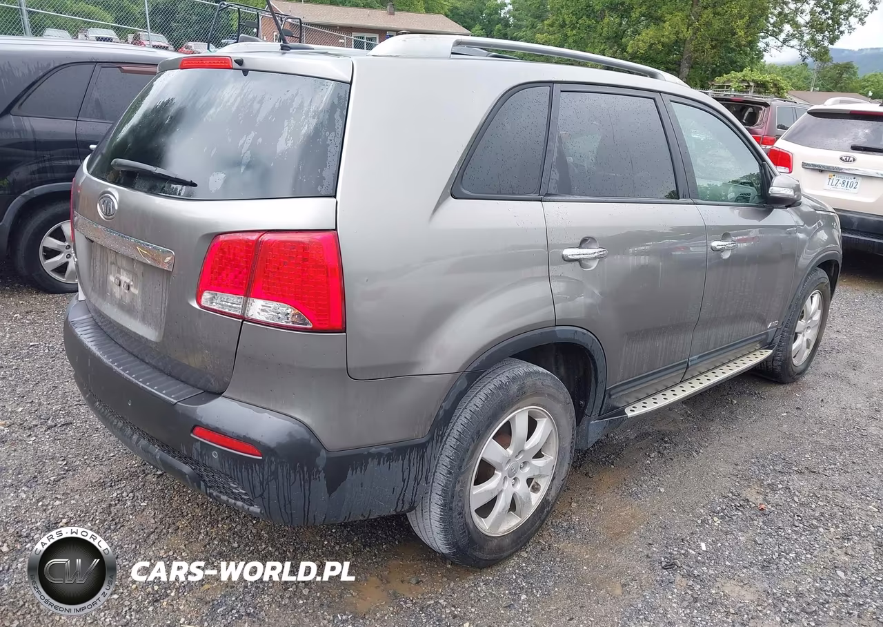 2013 Kia Sorento Lx V6 VIN:5XYKTDA24DG324379 - 4