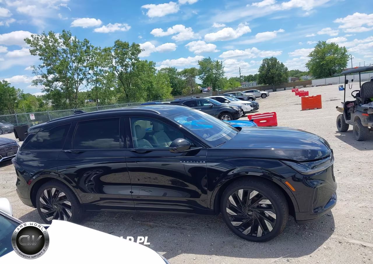 2025 Lincoln Nautilus Reserve VIN:5LMPJ8KA2SJ966890 - 13