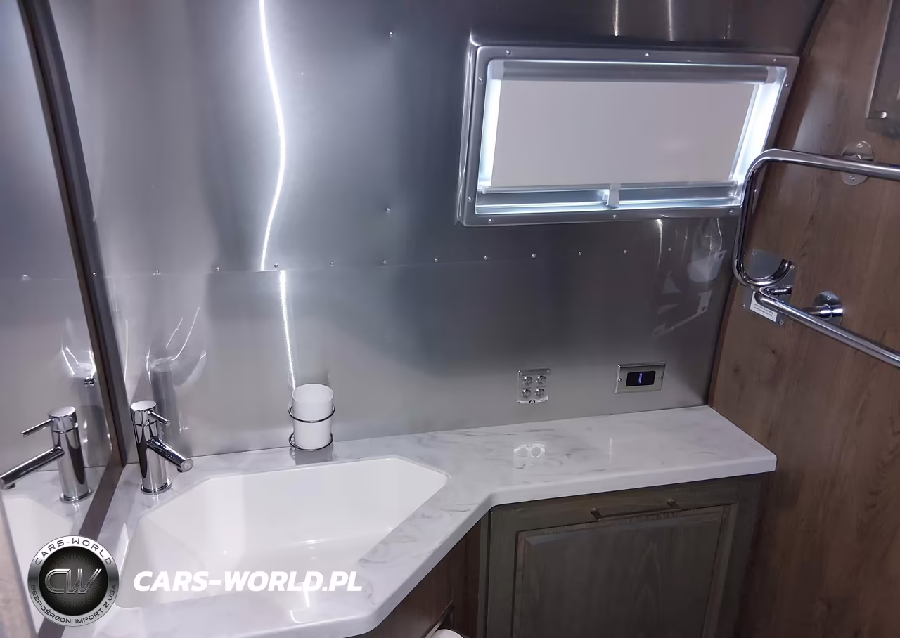 2023 Airstream Classic 30Rb Travel Trailer VIN:1STJBYP24PJ567760 - 13