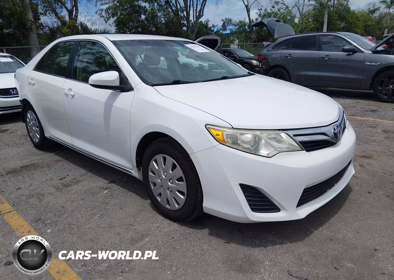 2013 Toyota Camry Le – zdjęcie 1 z 17