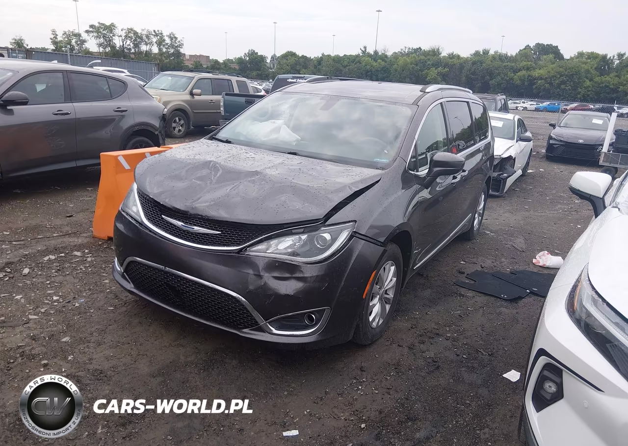 2018 Chrysler Pacifica Touring L VIN:2C4RC1BG6JR204033 - 2