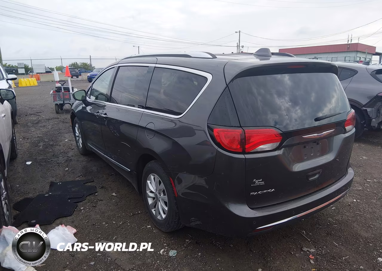 2018 Chrysler Pacifica Touring L VIN:2C4RC1BG6JR204033 - 3