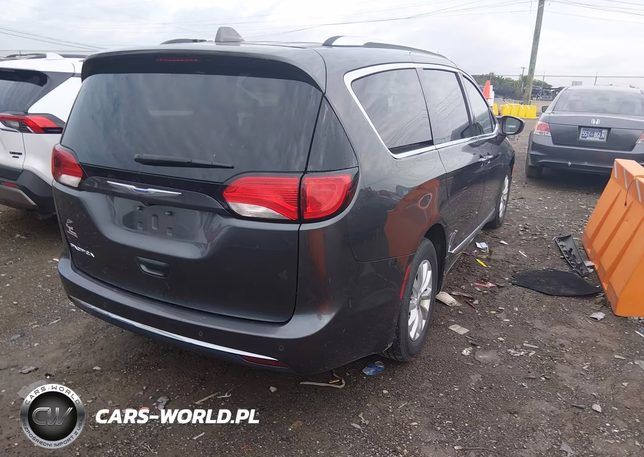 2018 Chrysler Pacifica Touring L VIN:2C4RC1BG6JR204033 - 4