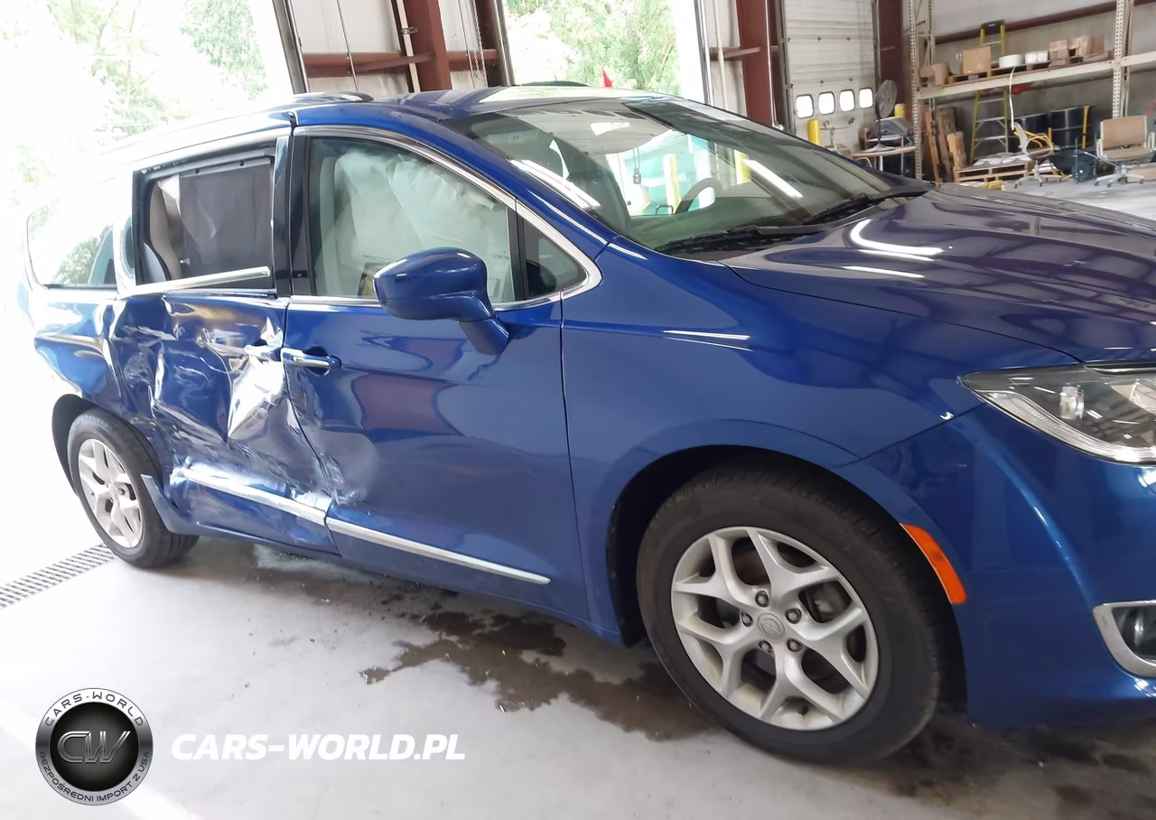 2019 Chrysler Pacifica Touring L VIN:2C4RC1BG8KR556340 - 13