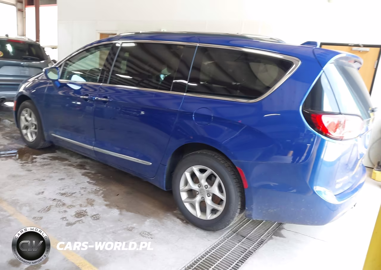2019 Chrysler Pacifica Touring L VIN:2C4RC1BG8KR556340 - 3