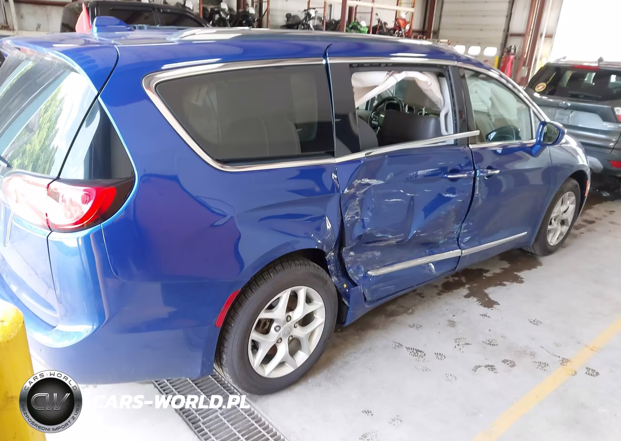2019 Chrysler Pacifica Touring L VIN:2C4RC1BG8KR556340 - 4
