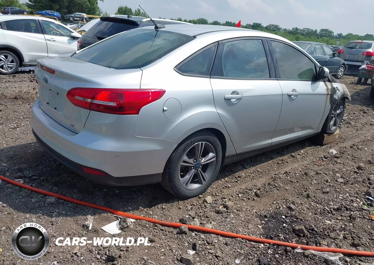 2018 Ford Focus Se VIN:1FADP3FE4JL246086 - 4