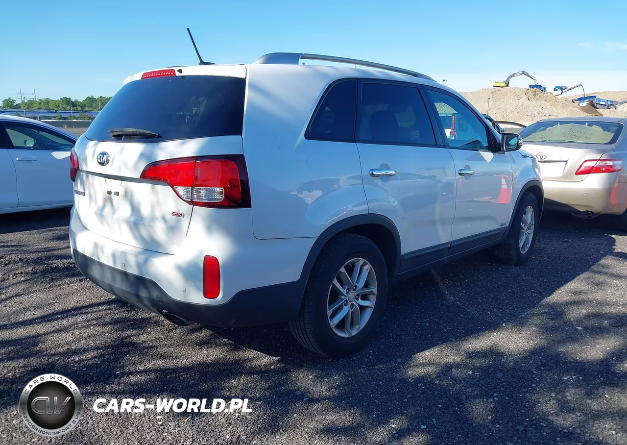 2015 Kia Sorento Lx VIN:5XYKTCA63FG606657 - 4