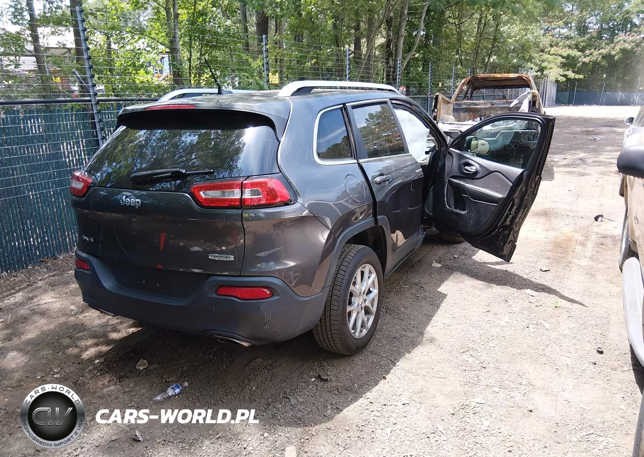 2015 Jeep Cherokee Latitude VIN:1C4PJMCS5FW504873 - 4
