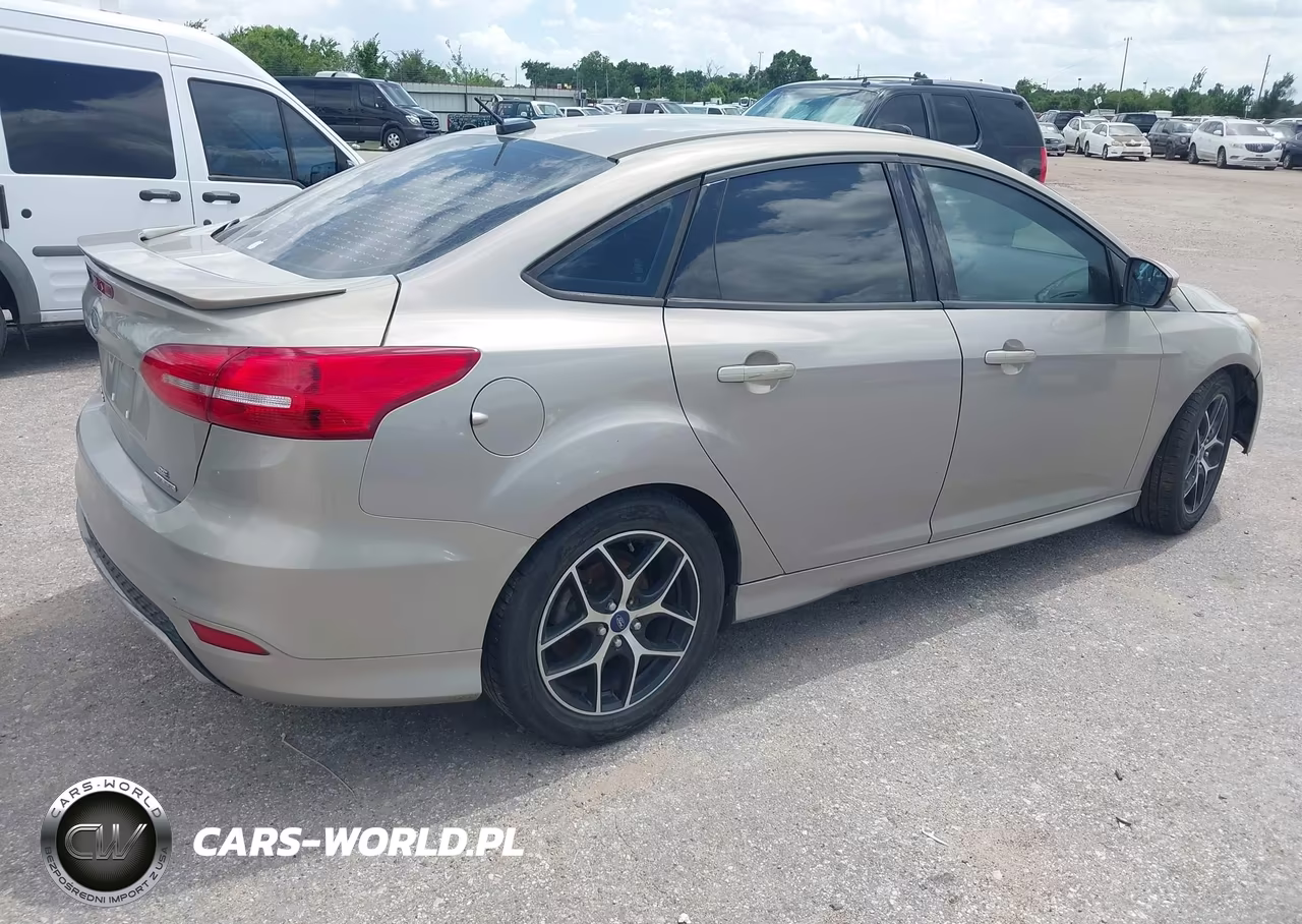2016 Ford Focus Se VIN:1FADP3F21GL274023 - 4