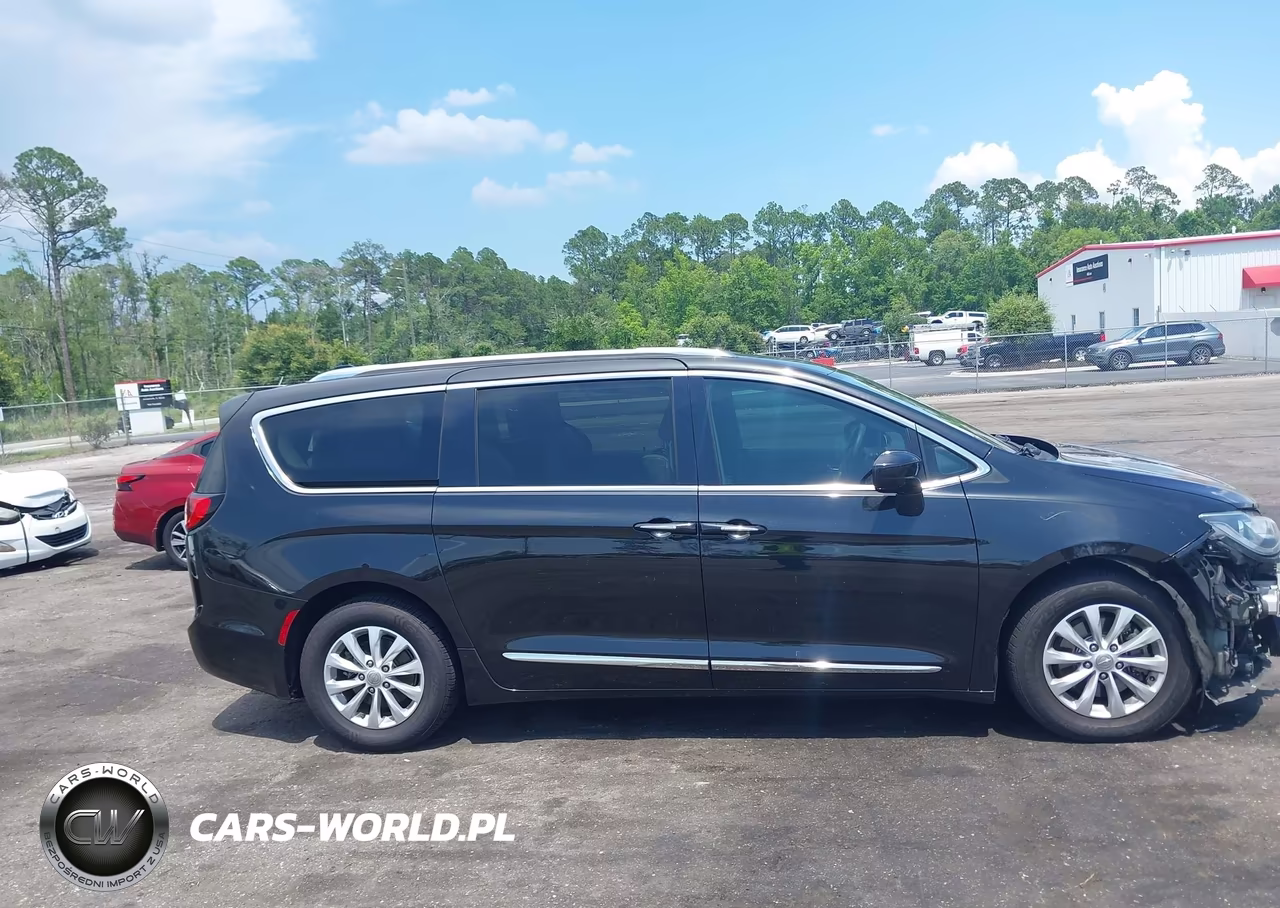 2018 Chrysler Pacifica Touring L Plus VIN:2C4RC1EG2JR193754 - 13