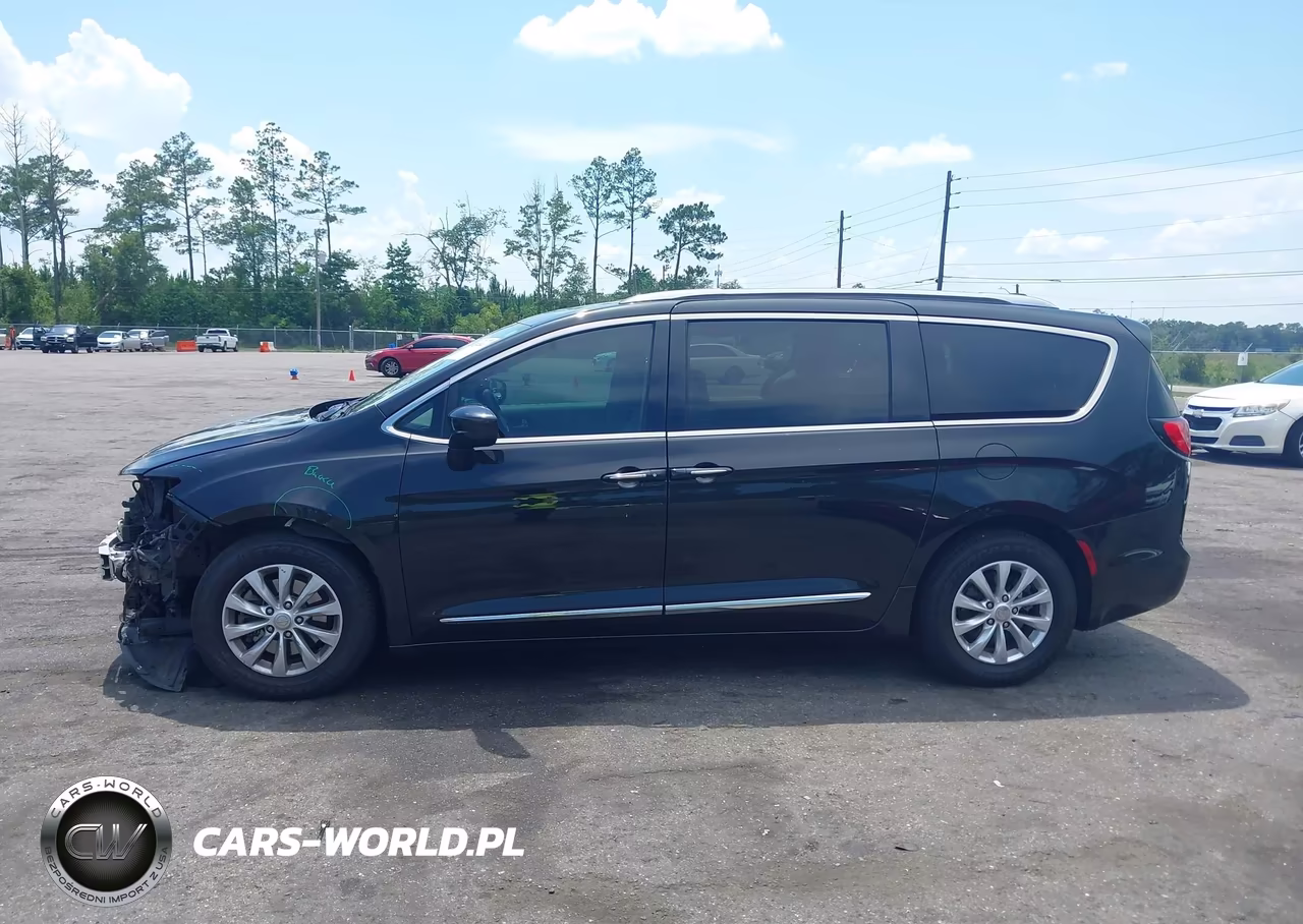 2018 Chrysler Pacifica Touring L Plus VIN:2C4RC1EG2JR193754 - 14
