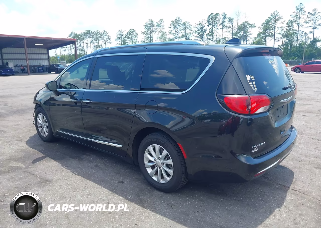 2018 Chrysler Pacifica Touring L Plus VIN:2C4RC1EG2JR193754 - 3