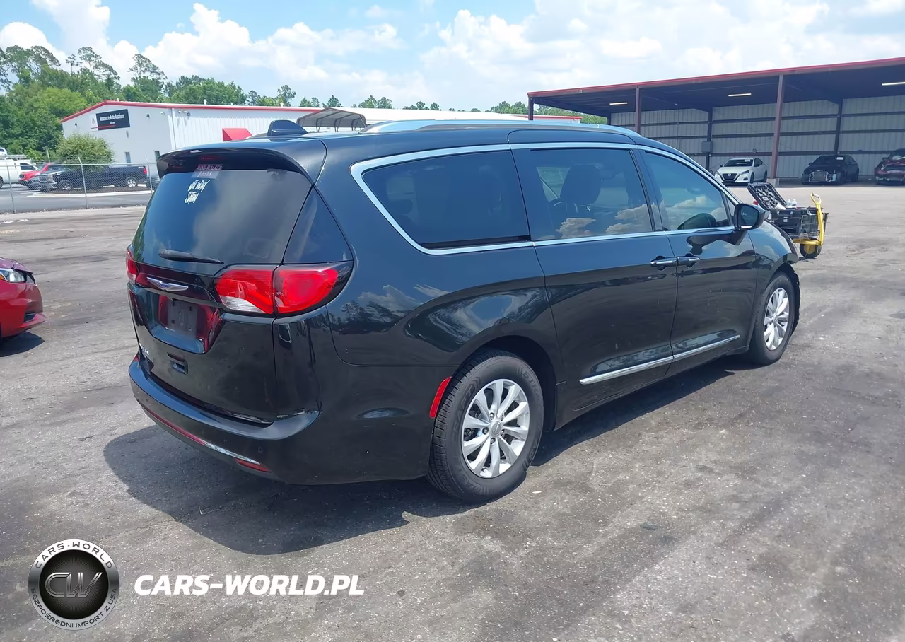 2018 Chrysler Pacifica Touring L Plus VIN:2C4RC1EG2JR193754 - 4