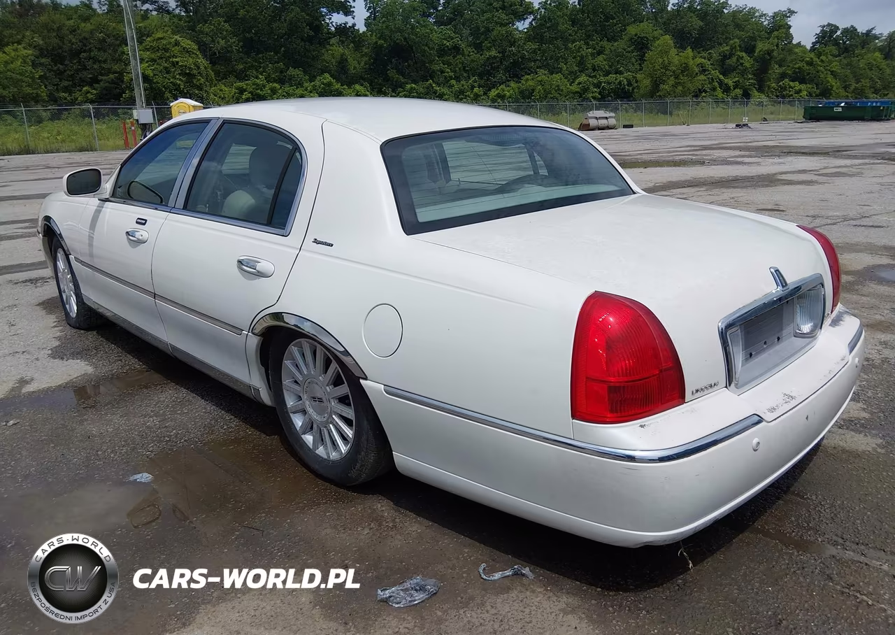 2003 Lincoln Town Car Signature VIN:1LNHM82W83Y703242 - 3
