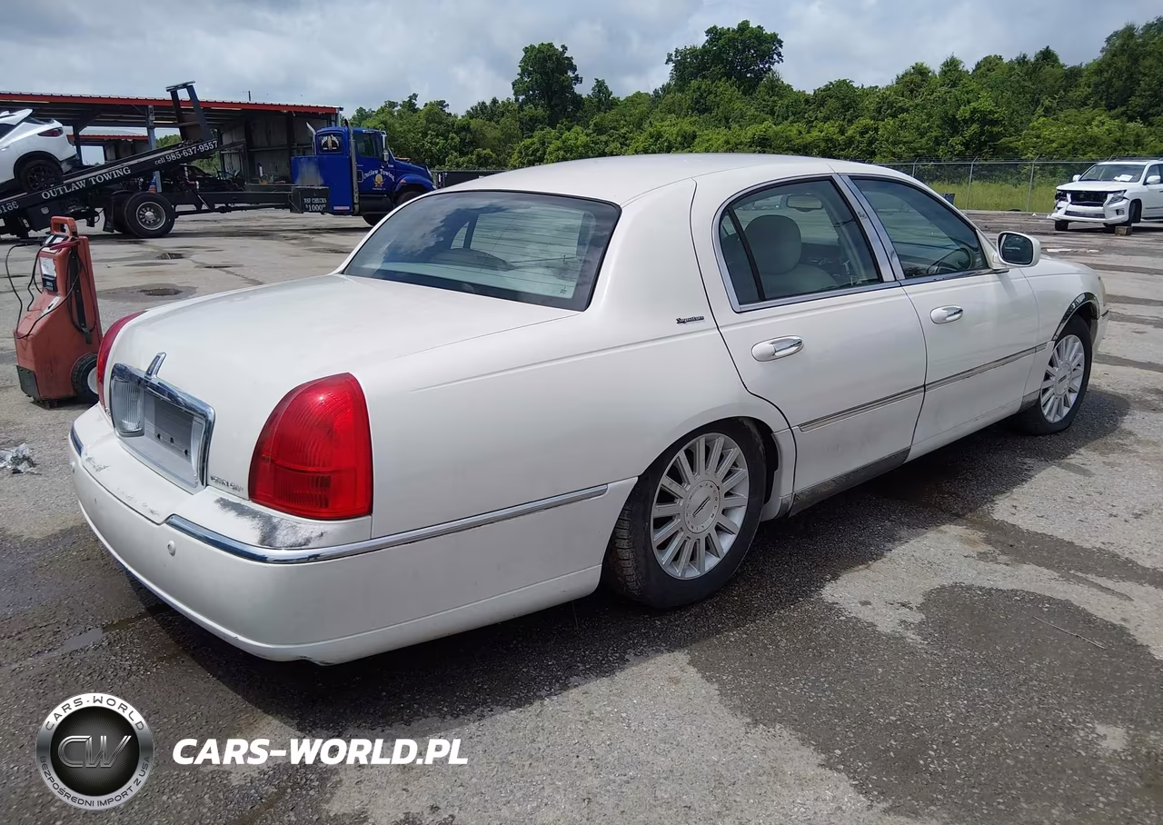 2003 Lincoln Town Car Signature VIN:1LNHM82W83Y703242 - 4