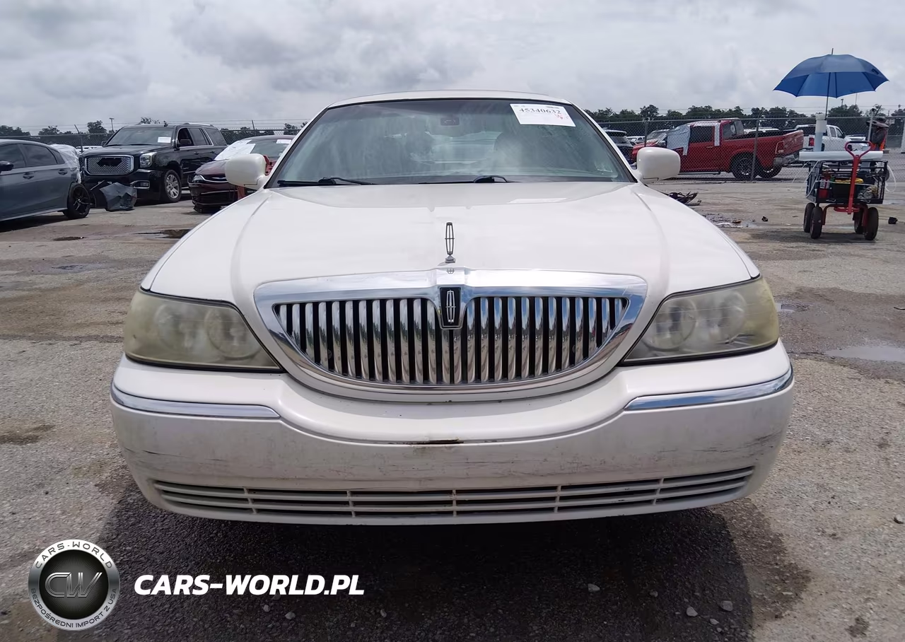 2003 Lincoln Town Car Signature VIN:1LNHM82W83Y703242 - 6