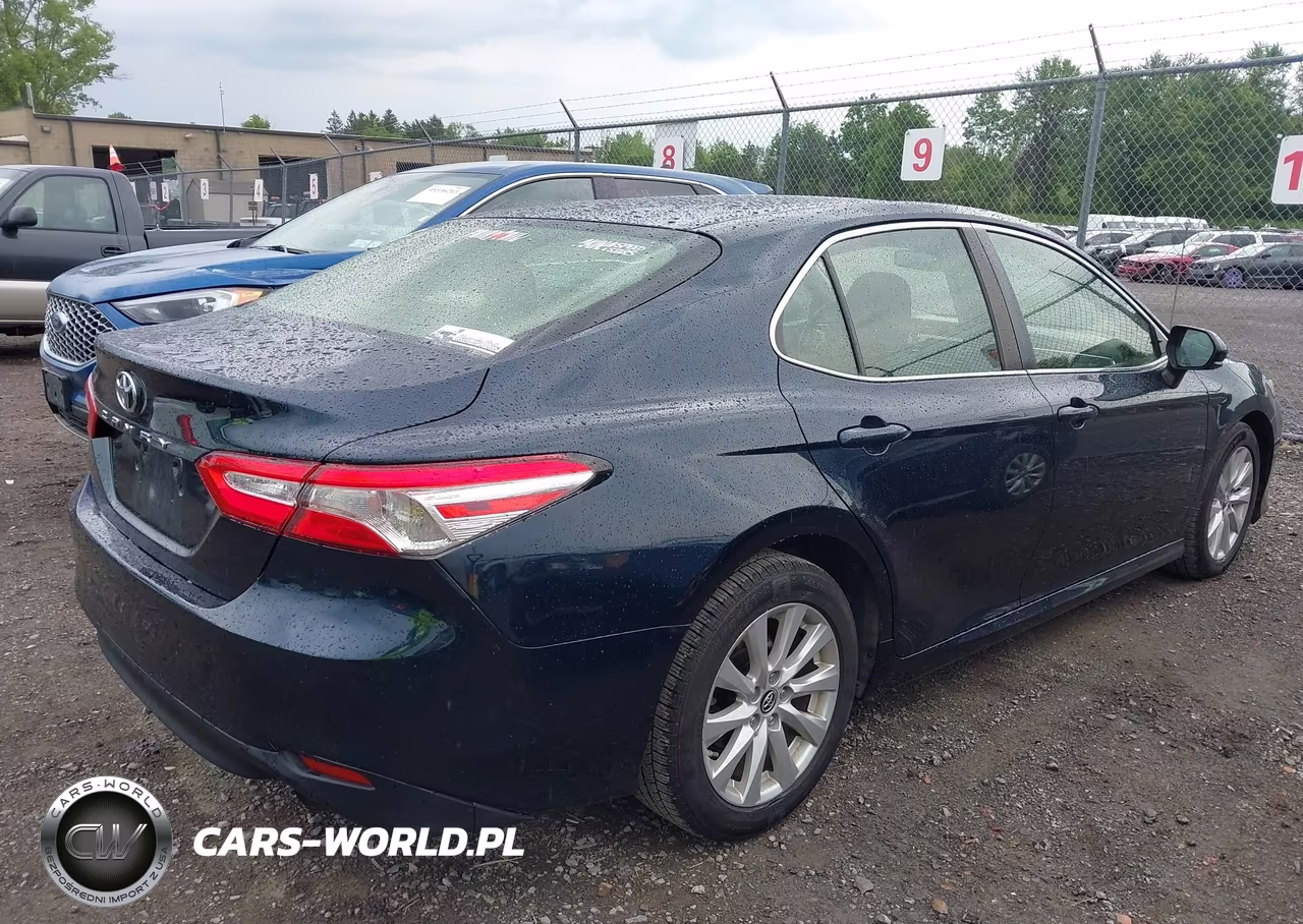 2018 Toyota Camry Le VIN:JTNB11HK9J3017859 - 4