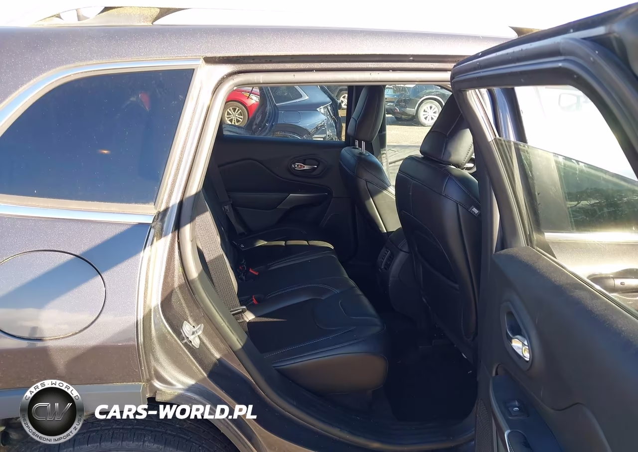 2019 Jeep Cherokee Latitude Plus 4X4 VIN:1C4PJMLB9KD228610 - 8