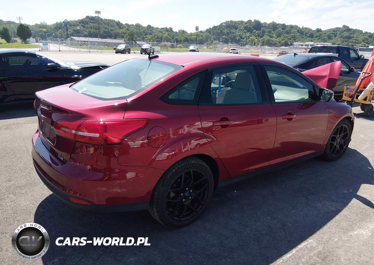 2016 Ford Focus Se VIN:1FADP3FE2GL288510 - 4