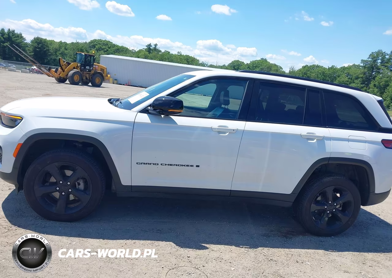 2025 Jeep Grand Cherokee Altitude X 4X4 VIN:1C4RJHAGXSC318448 - 13