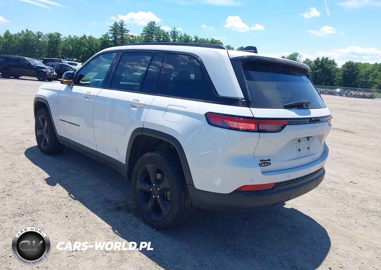 2025 Jeep Grand Cherokee Altitude X 4X4 VIN:1C4RJHAGXSC318448 - 3