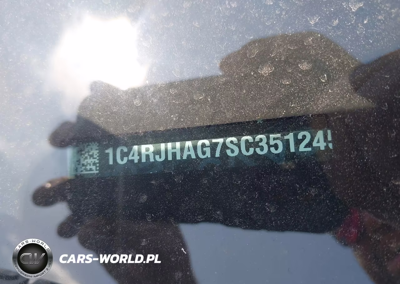 2025 Jeep Grand Cherokee Laredo X 4X4 VIN:1C4RJHAG7SC351245 - 17