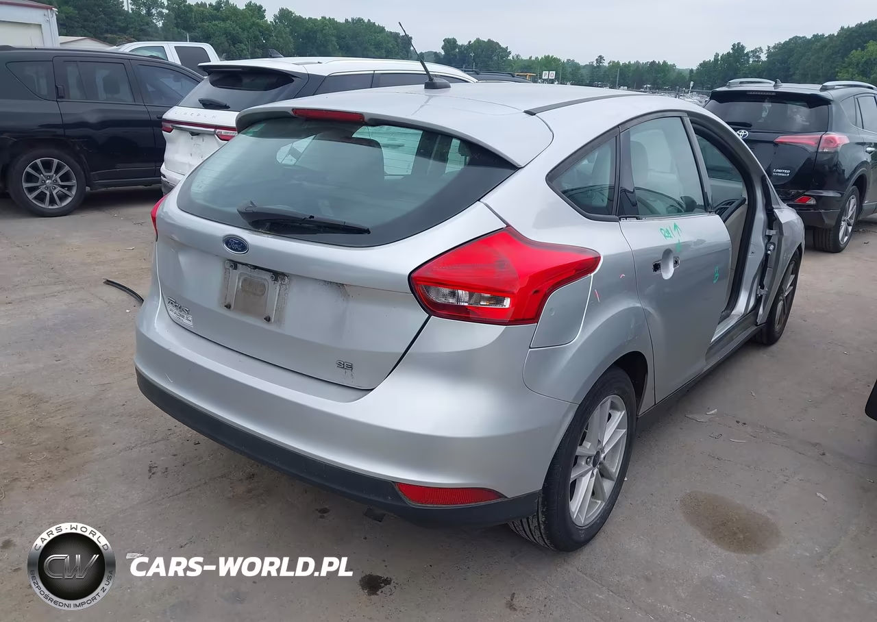 2018 Ford Focus Se VIN:1FADP3K28JL266210 - 4