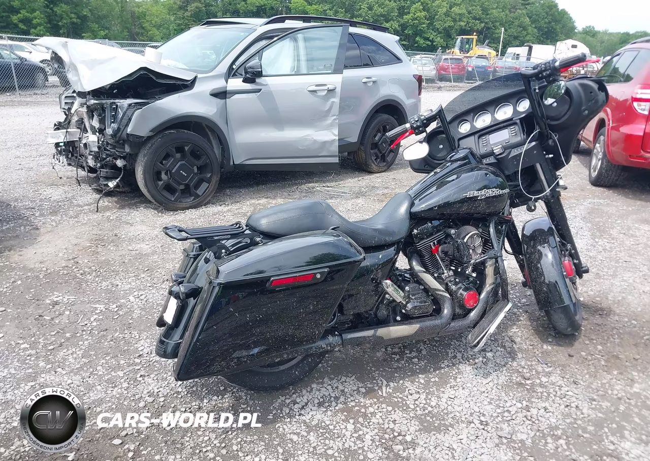 2014 Harley-Davidson Flhx Street Glide VIN:1HD1KBM32EB604318 - 4