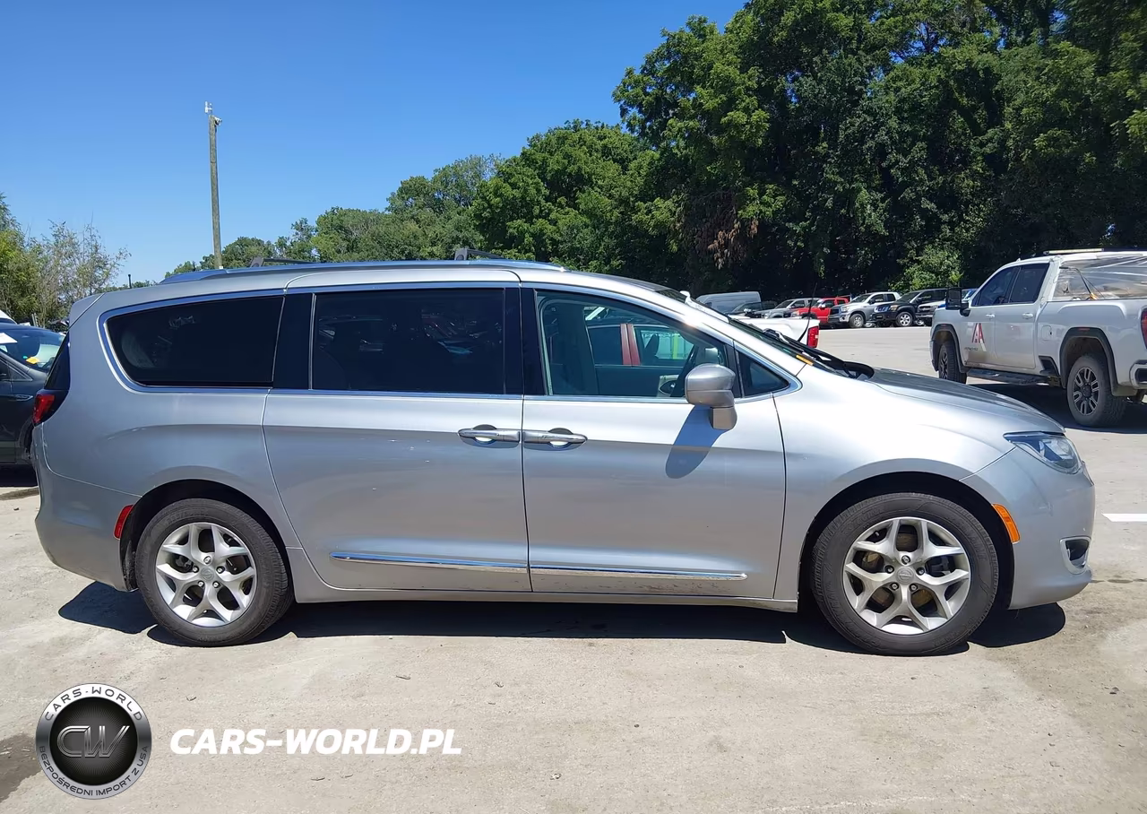2019 Chrysler Pacifica Touring L Plus VIN:2C4RC1EG3KR576085 - 13