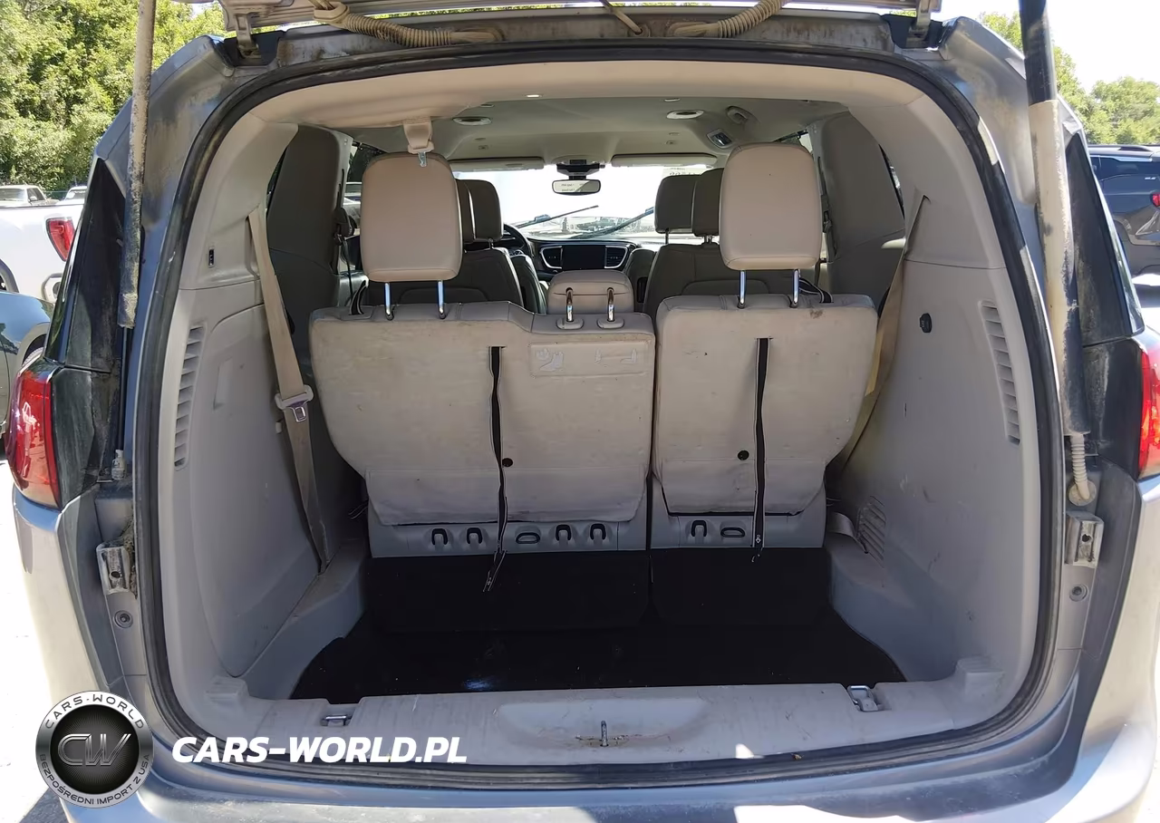 2019 Chrysler Pacifica Touring L Plus VIN:2C4RC1EG3KR576085 - 17