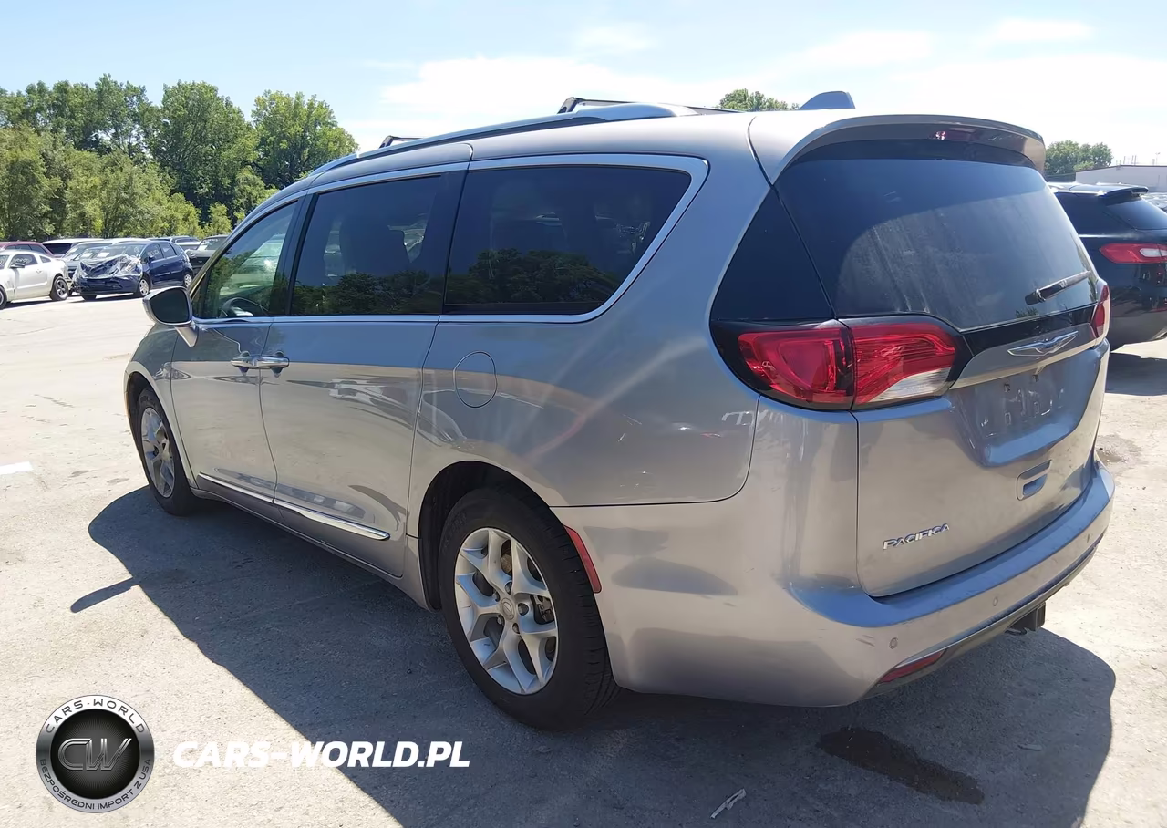 2019 Chrysler Pacifica Touring L Plus VIN:2C4RC1EG3KR576085 - 3