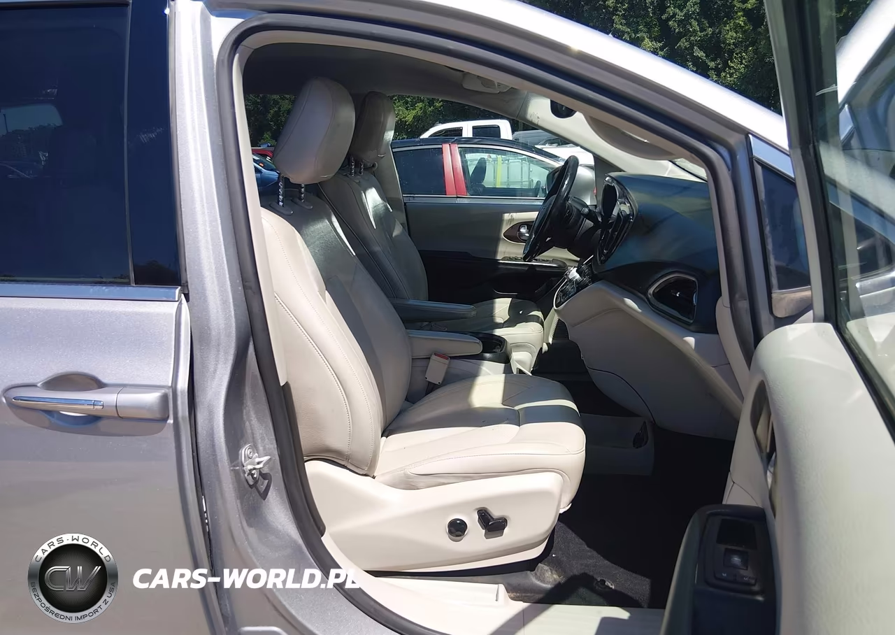 2019 Chrysler Pacifica Touring L Plus VIN:2C4RC1EG3KR576085 - 5
