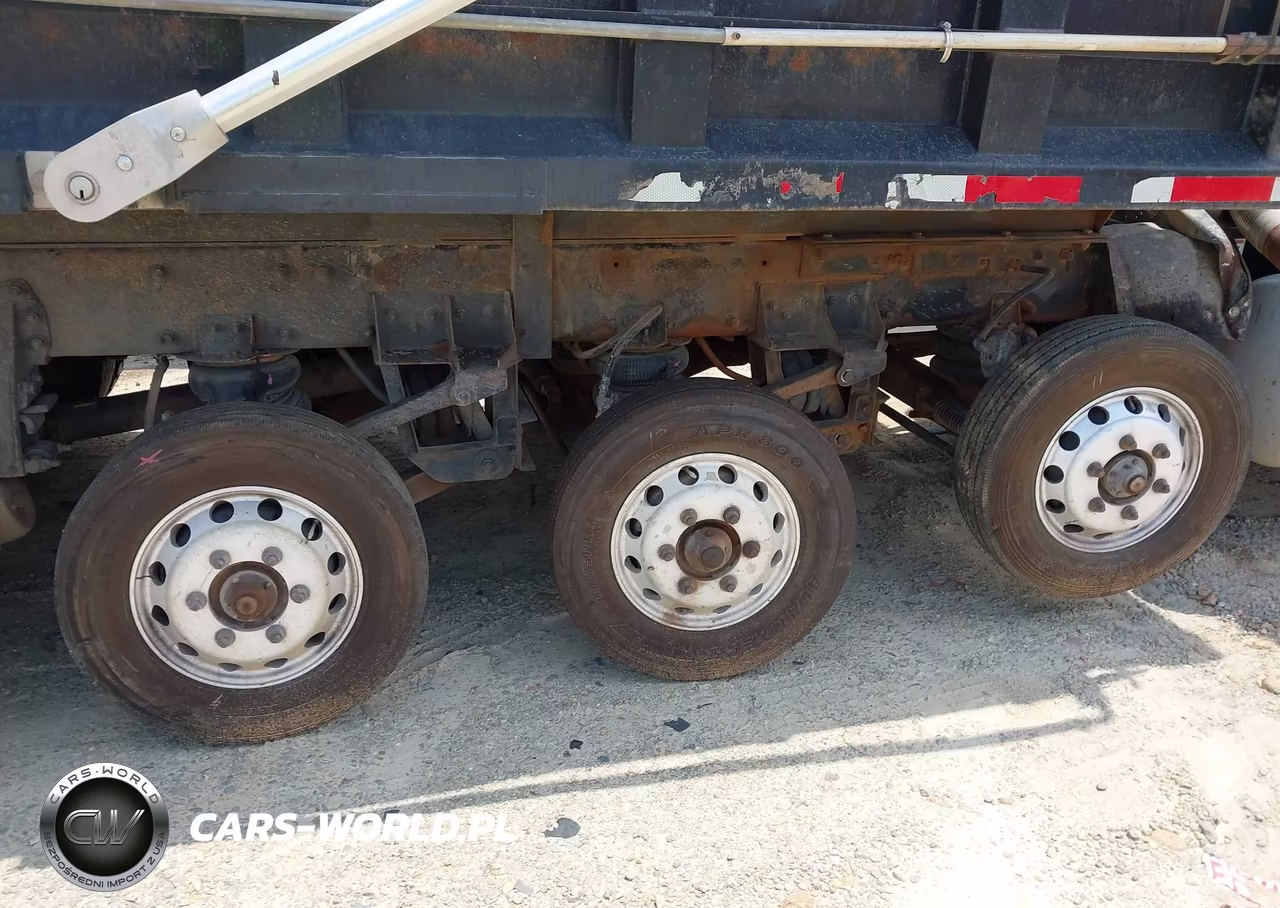 2005 Peterbilt 335 VIN:2NPLLZ9X35M871423 - 21