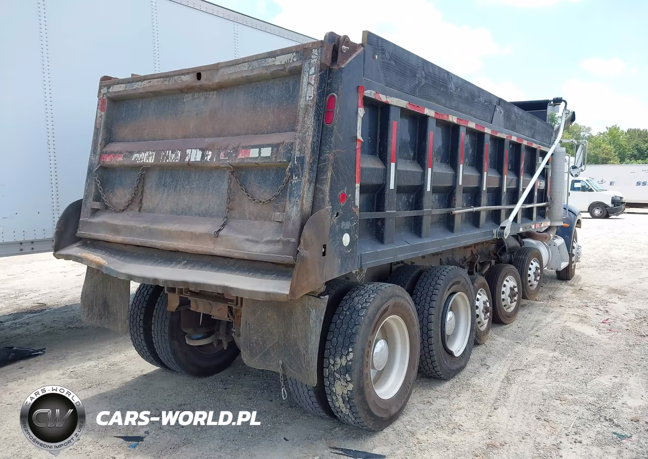 2005 Peterbilt 335 VIN:2NPLLZ9X35M871423 - 4