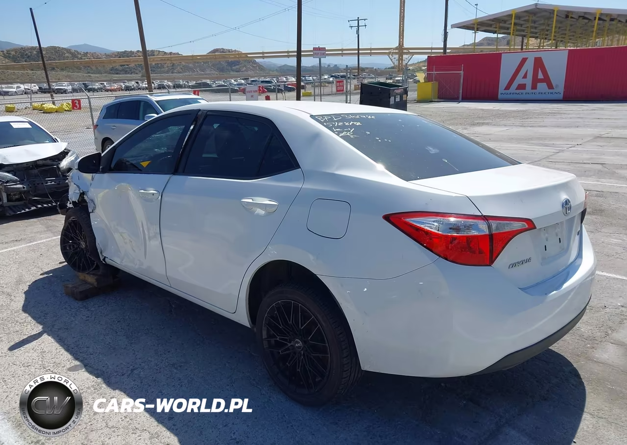 2015 Toyota Corolla Le VIN:5YFBURHE2FP201821 - 3