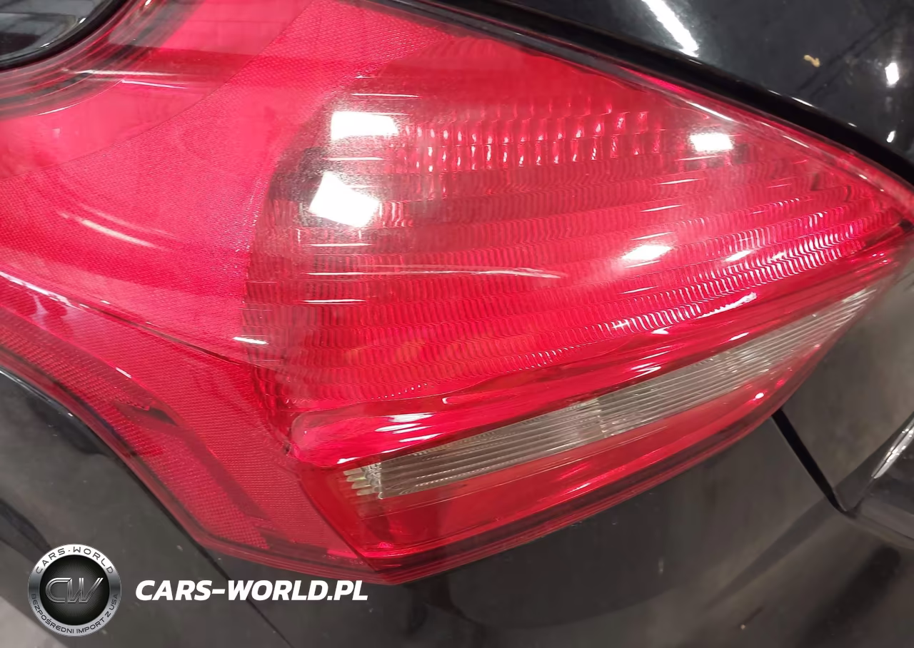 2018 Ford Focus Titanium VIN:1FADP3N21JL294104 - 18