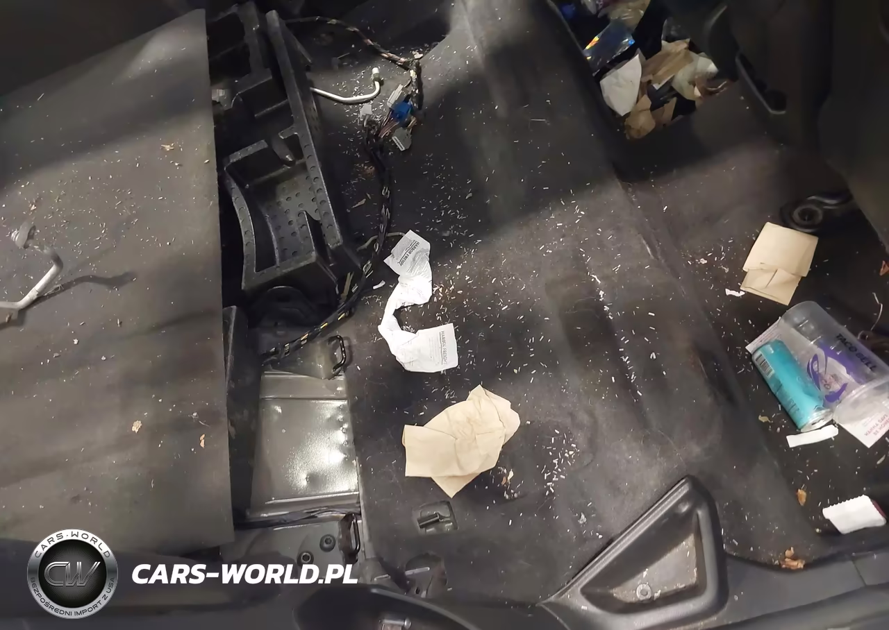2018 Ford Focus Titanium VIN:1FADP3N21JL294104 - 8