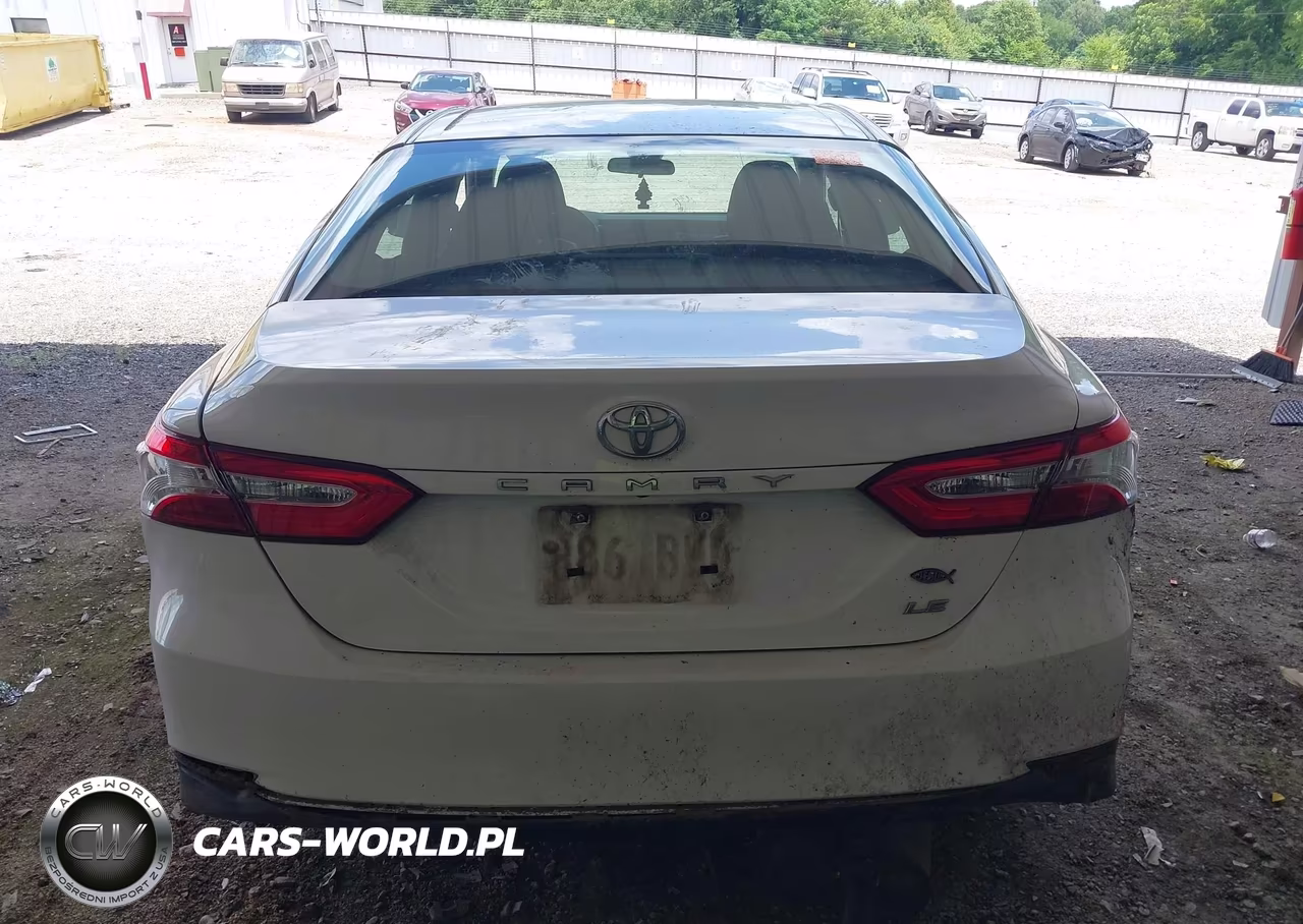 2018 Toyota Camry Le VIN:4T1B11HK0JU081217 - 16
