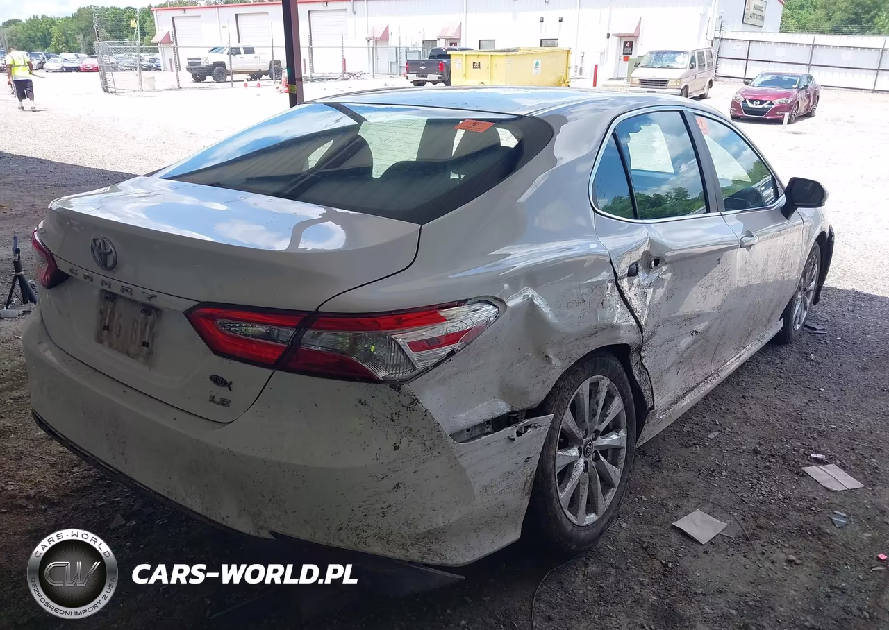 2018 Toyota Camry Le VIN:4T1B11HK0JU081217 - 4