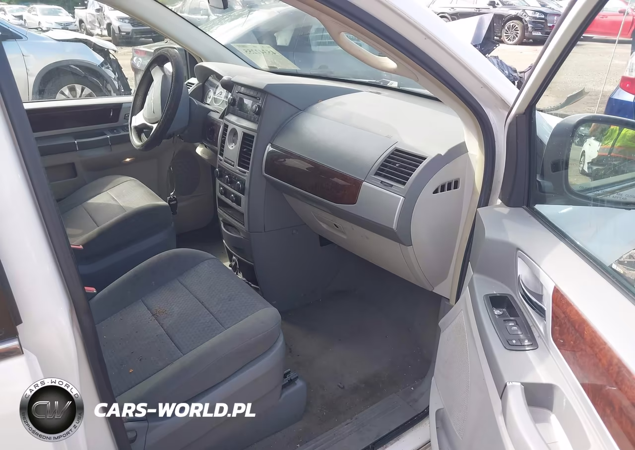 2010 Chrysler Town & Country Touring VIN:2A4RR5D12AR432071 - 5