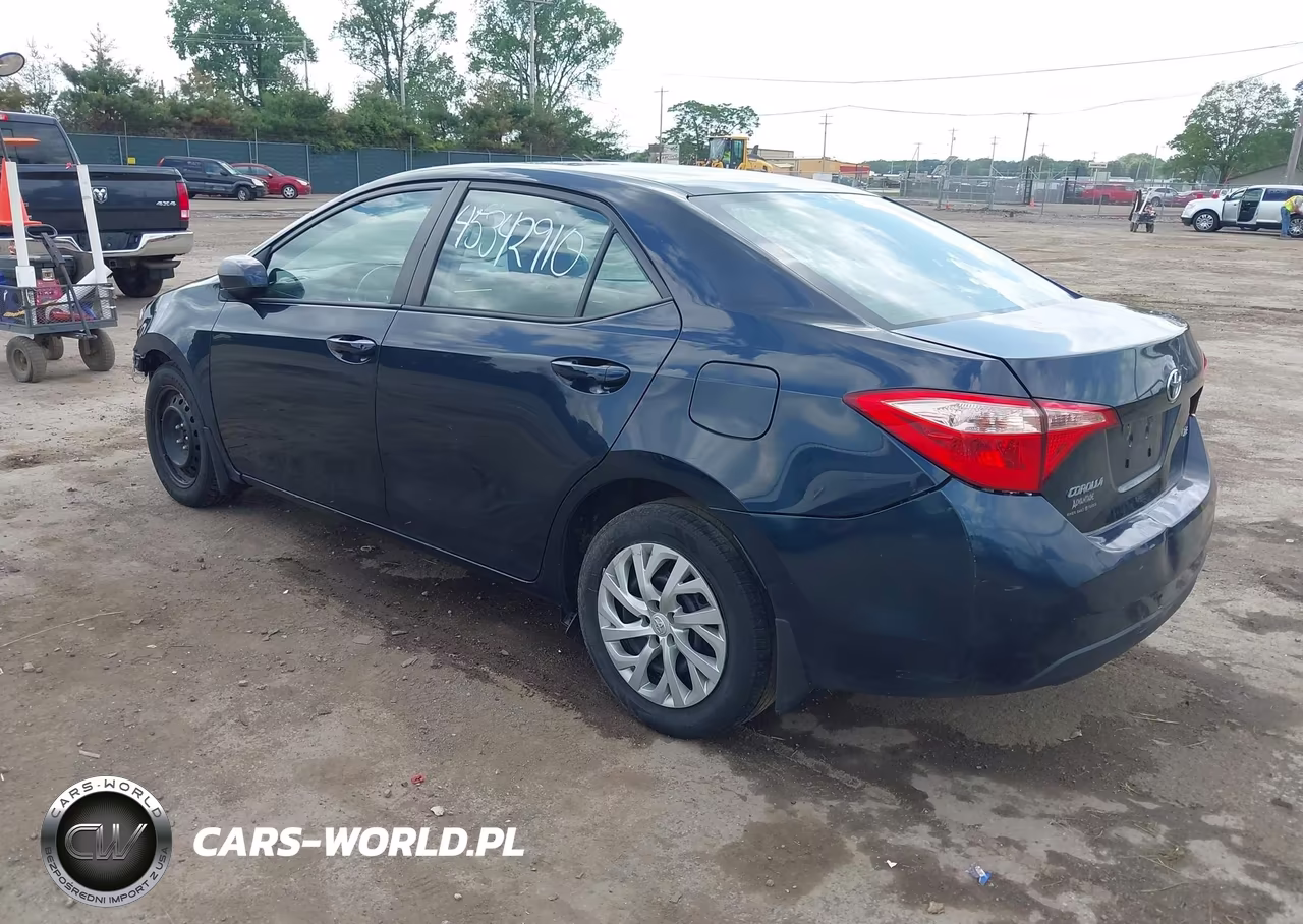 2018 Toyota Corolla Le VIN:2T1BURHEXJC009023 - 3
