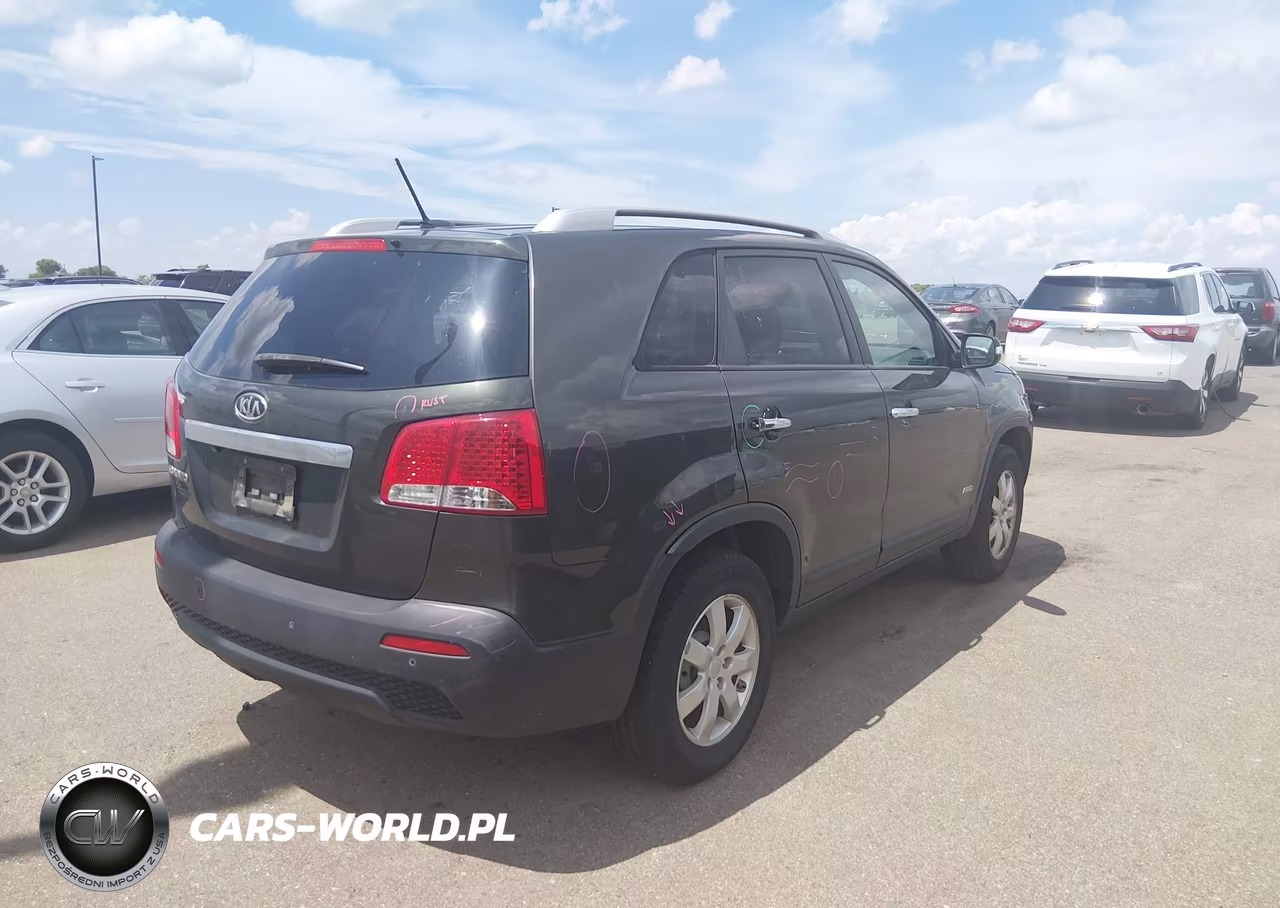 2011 Kia Sorento Lx VIN:5XYKTCA13BG141845 - 4