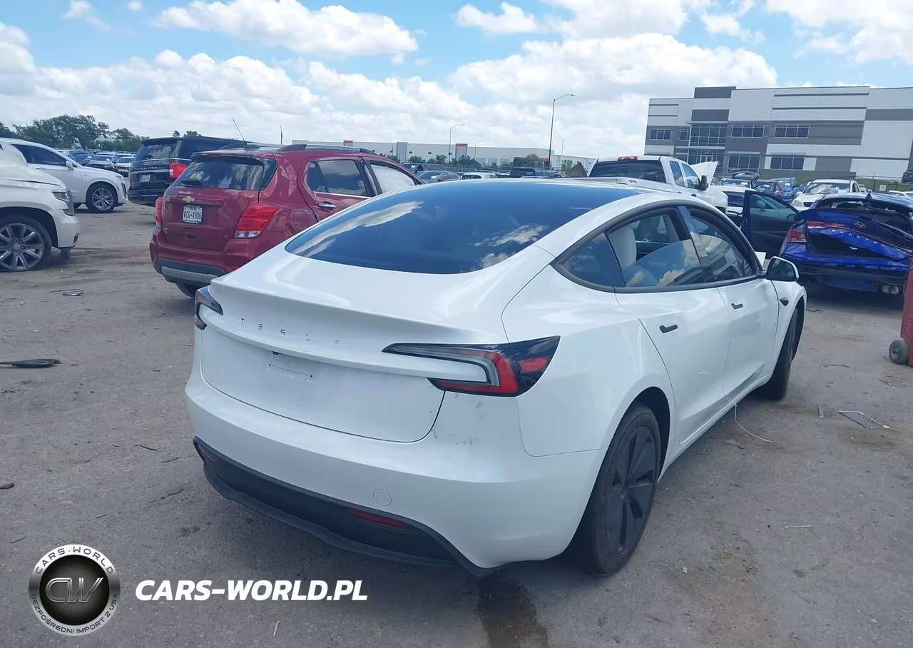 2025 Tesla Model 3 VIN:5YJ3E1EA0SF030786 - 4