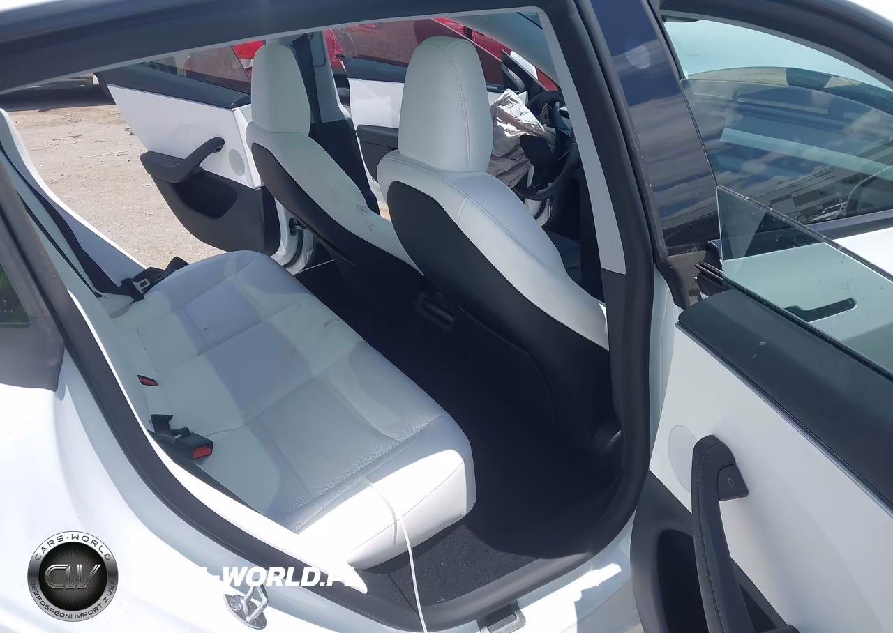 2025 Tesla Model 3 VIN:5YJ3E1EA0SF030786 - 8